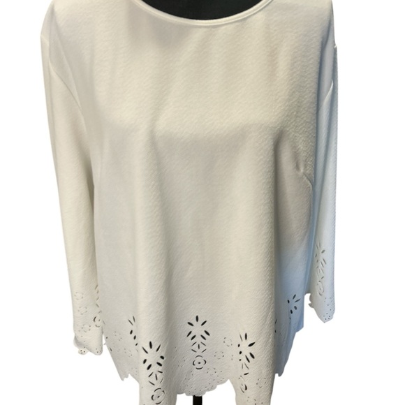 Lot of (2) White blouses, size 2XL and 3XL, preowned in excellent condition. - Picture 5 of 11